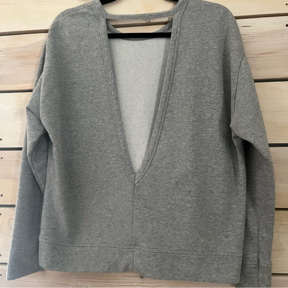 Nike Gray Sweatshirt With Cutout In Back Sz Medium - Picture 2 of 6